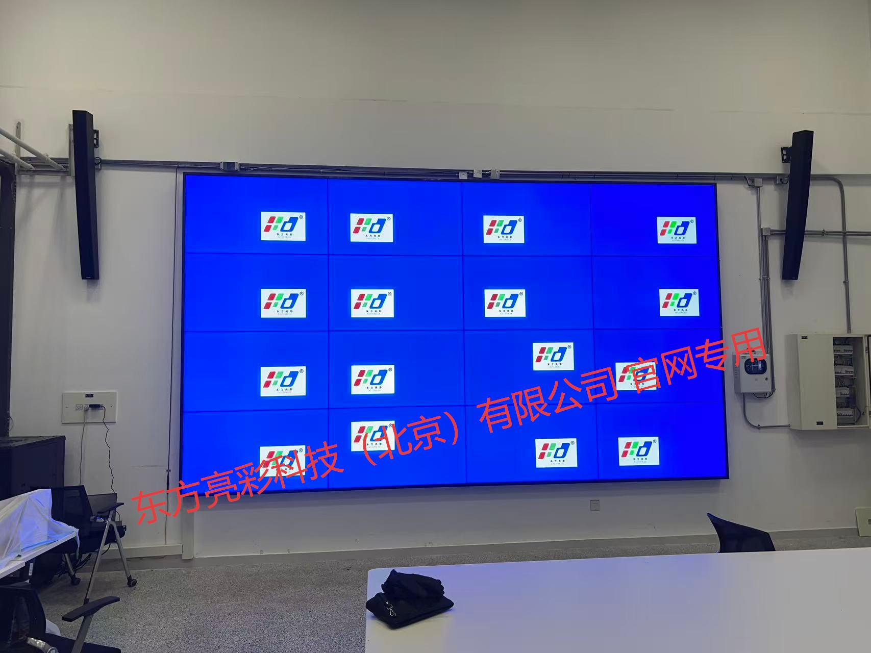 北京工商大学会议室液晶拼接显示屏安装完毕
